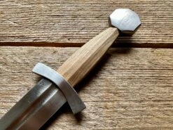 Late 13th Century Quillon Dagger 17 Late 13th Century Quillon Dagger -Tod Cutler Shop TC105Late13thCQuillon closeupofhandle