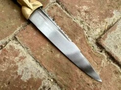 18thC Short Brass And Wood Dirk -Tod Cutler Shop TC118brassandwoodshortdirk closeupoffullerandfalseedge