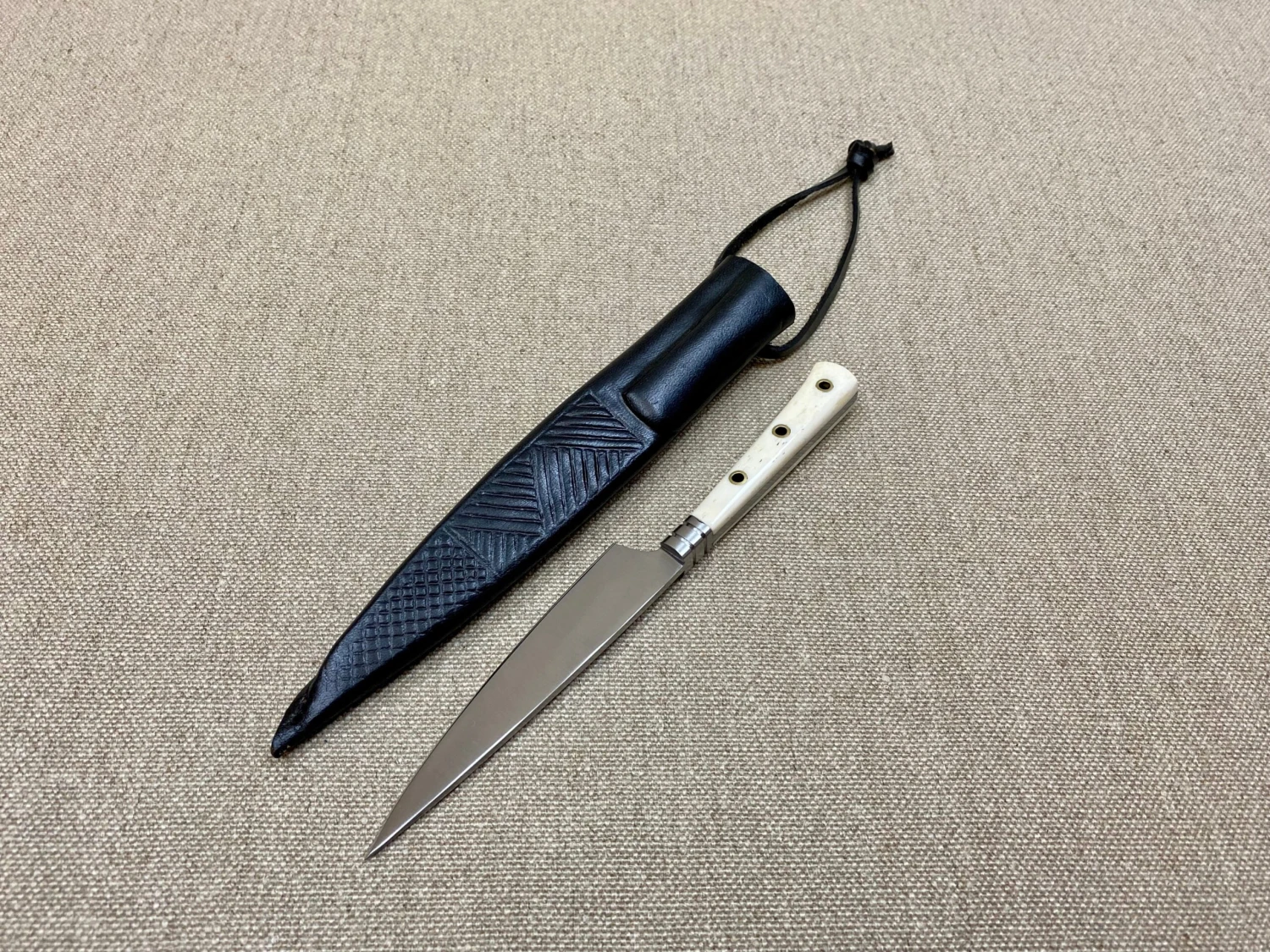 Small Bone Handled Medieval Eating Knives 14thC-15thC 12 Small Bone Handled Medieval Eating Knives 14thC-15thC - Image 10