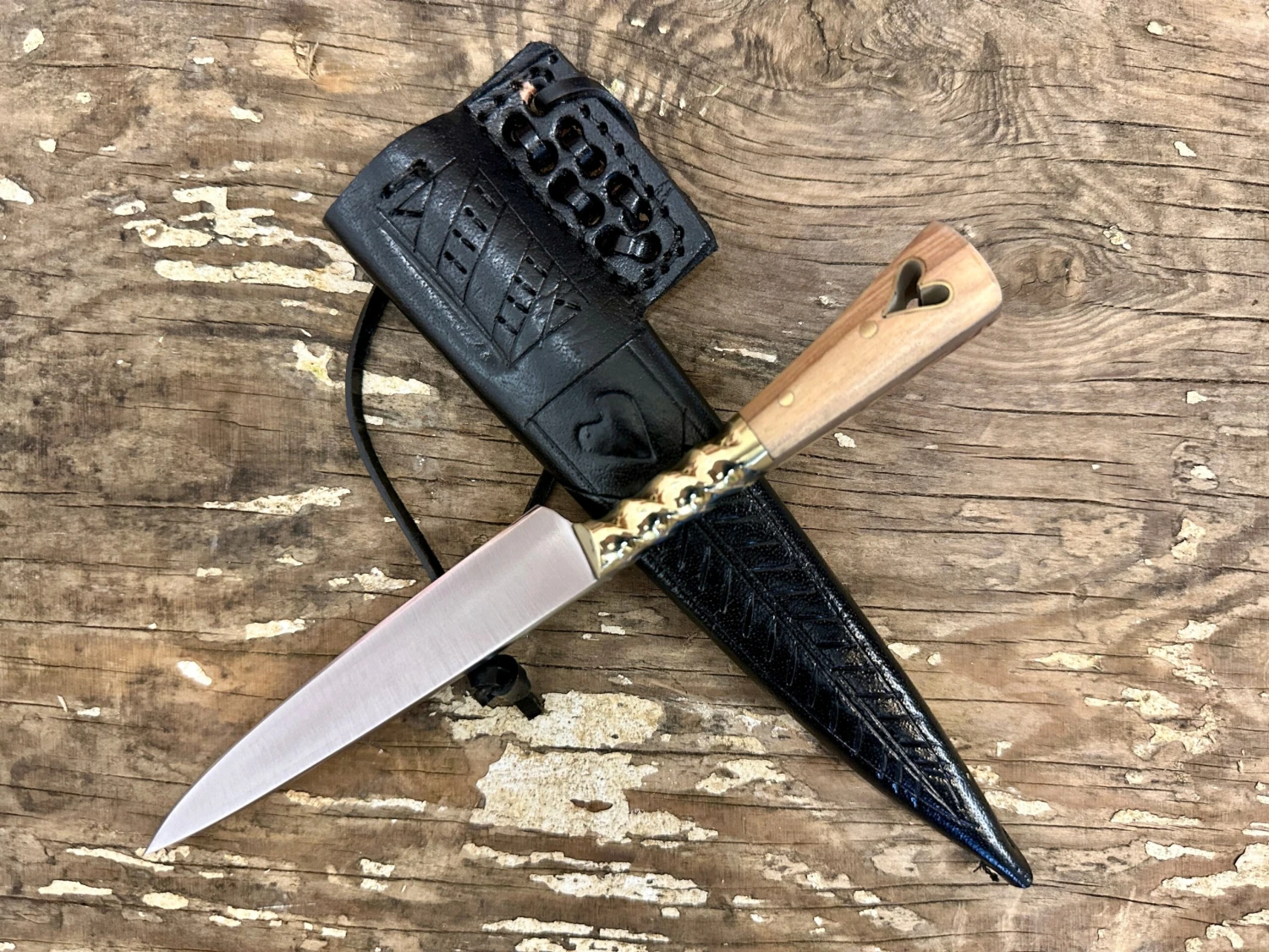 Heart Medieval Eating Knife In Olive Wood 14-15th Century 5 Heart Medieval Eating Knife In Olive Wood 14-15th Century - Image 3